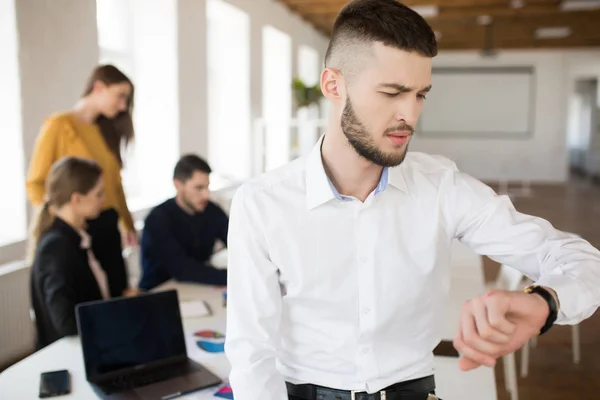 Hombre Joven Con Barba Camisa Blanca Mirando Cuidadosamente Reloj Mano — Foto de Stock