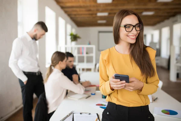 Jonge Zakenvrouw Brillen Vreugdevol Zoek Opzij Bedrijf Cellphone Handen Kantoor — Stockfoto