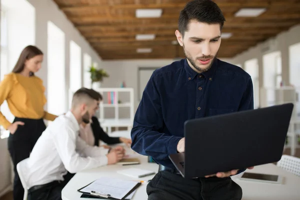 Hombre Joven Con Barba Camisa Usando Cuidadosamente Ordenador Portátil Pasar — Foto de Stock