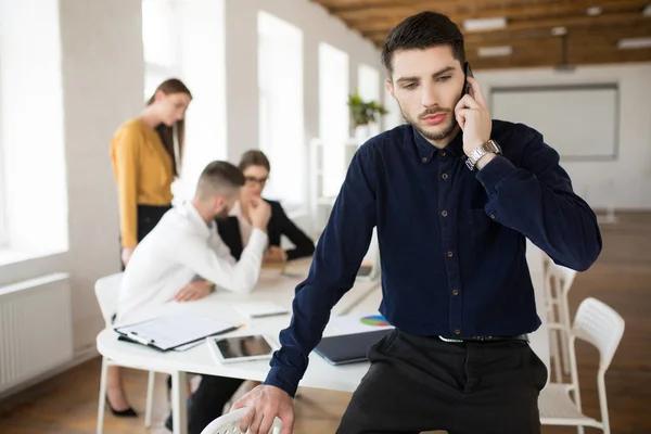 Joven Hombre Negocios Con Barba Camisa Oscura Mirando Cuidadosamente Lado — Foto de Stock