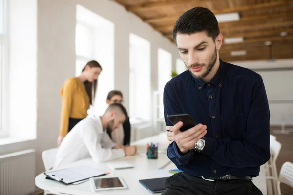 Joven Hombre Negocios Con Barba Camisa Oscura Usando Cuidadosamente Teléfono — Foto de Stock