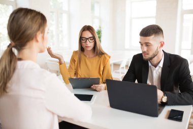 Gözlük el modern ofis iş görüşmesine harcama klasörle laptop ve iş kadın ile adam dalgın iş