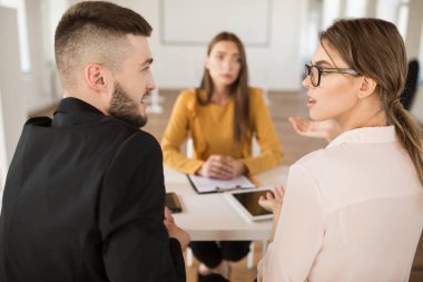 Genç işadamı ve düşünceli üzerinde yeni başvuru tartışırken işkadını harcama iş görüşmesine modern ofis çalışma