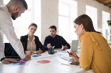 Yaratıcı insanların modern ofis yeni proje üzerinde birlikte çalışma grubu 