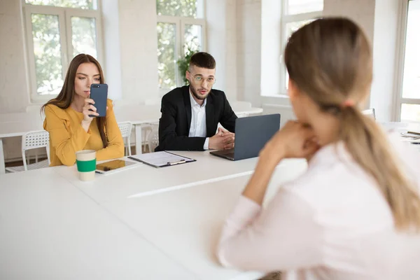 Ung Affärsman Glasögon Med Laptop Talar Till Sökande Medan Affärskvinna — Stockfoto