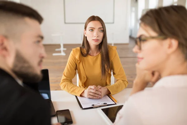 Ung Eftertänksam Kvinna Blus Drömmande Tittar Arbetsgivare Som Umgås Moderna — Stockfoto