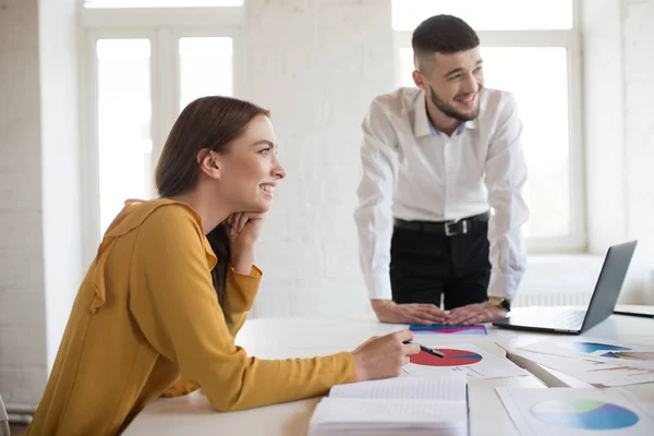 Joven Hombre Mujer Negocios Feliz Mirando Lado Trabajando Con Diagramas — Foto de Stock