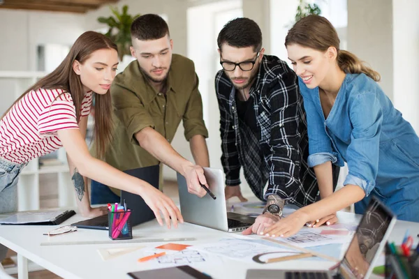 Jóvenes Creativos Trabajando Junto Con Ordenador Portátil Grupo Chicos Guays — Foto de Stock