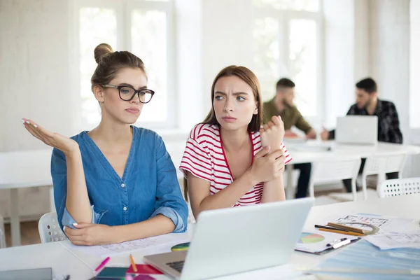 Jovens Mulheres Chateadas Cuidadosamente Trabalhando Conjunto Com Laptop Grupo Pessoas — Fotografia de Stock