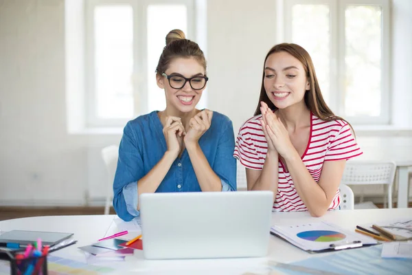 Ragazze Allegre Felicemente Lavorando Insieme Con Computer Portatile Giovani Donne — Foto Stock