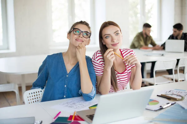 Les Jeunes Femmes Regardent Côté Rêvant Travailler Ensemble Avec Ordinateur — Photo