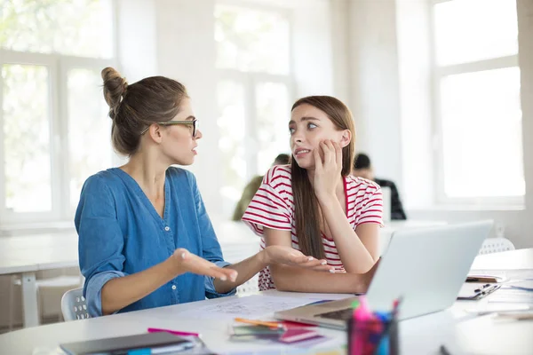 Meninas Pensativas Emocionalmente Discutindo Momentos Trabalho Juntos Jovens Mulheres Trabalhando — Fotografia de Stock