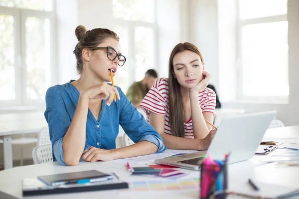 Meisje Brillen Met Potlood Doordachte Meisje Gestreept Shirt Leunend Hand — Stockfoto