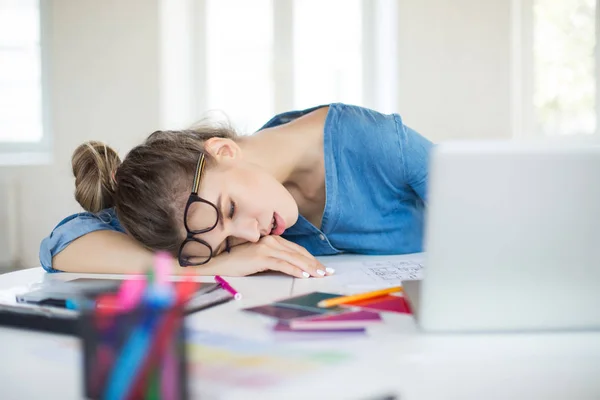 Mujer Joven Cansada Con Anteojos Cabeza Durmiendo Escritorio Trabajando Oficina —  Fotos de Stock