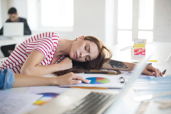 Mujer Joven Cansada Camiseta Rayas Durmiendo Escritorio Pasando Tiempo Oficina —  Fotos de Stock