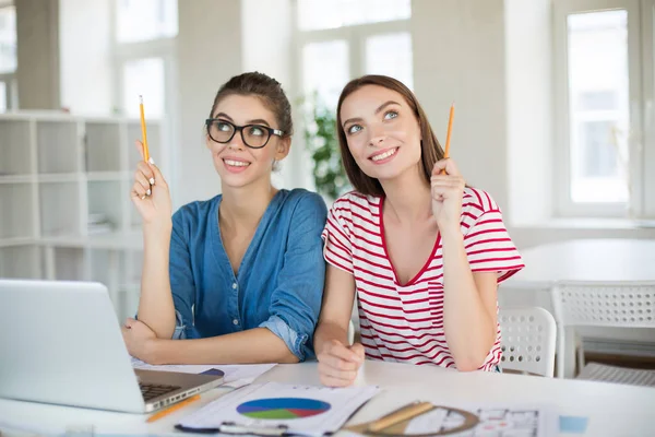 Glimlachend Meisje Denim Shirt Brillen Meisje Gestreept Shirt Bedrijf Potloden — Stockfoto