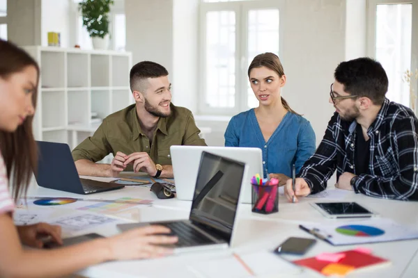 Jóvenes Creativos Con Laptop Bloc Notas Trabajando Oficina Moderna Chicos — Foto de Stock