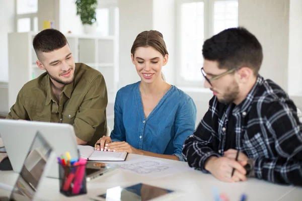 Kreativa Ungdomar Med Laptop Diskuterar Nytt Projekt Tillsammans Grupp Leende — Stockfoto