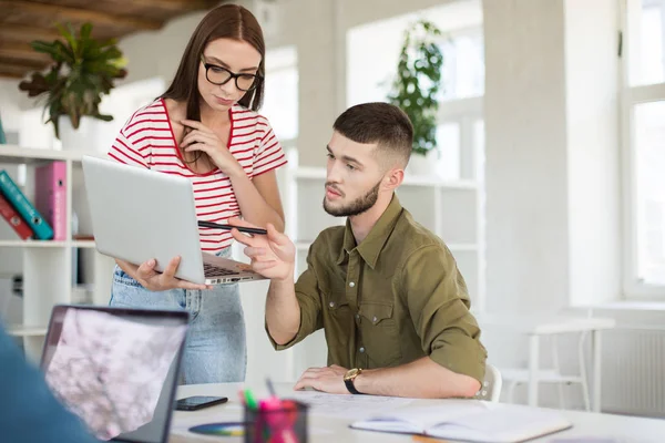 Jovem Homem Negócios Mulher Com Laptop Trabalhando Juntos Escritório Acolhedor — Fotografia de Stock