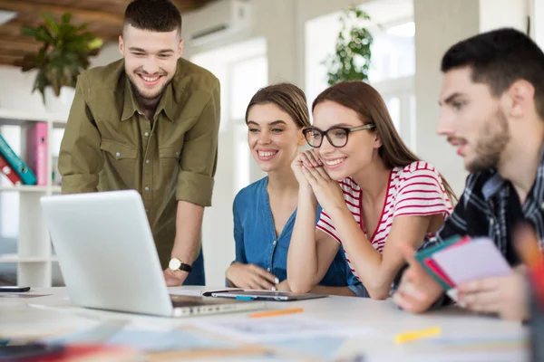 Leende Ungdomar Som Arbetar Laptop Diskuterar Nytt Projekt Tillsammans Grupp — Stockfoto