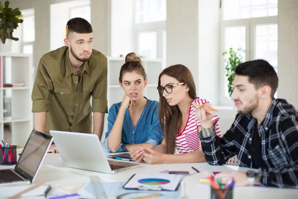 Gruppo Uomini Donne Premurosi Con Laptop Che Trascorrono Del Tempo — Foto Stock