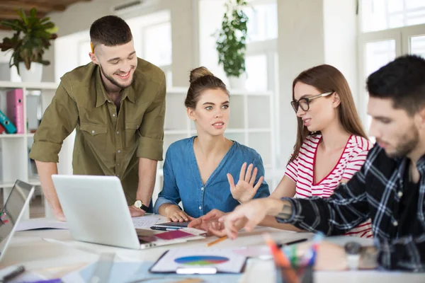 Ragazza Pensierosa Camicia Pensieroso Guardando Parte Trascorrere Del Tempo Lavoro — Foto Stock