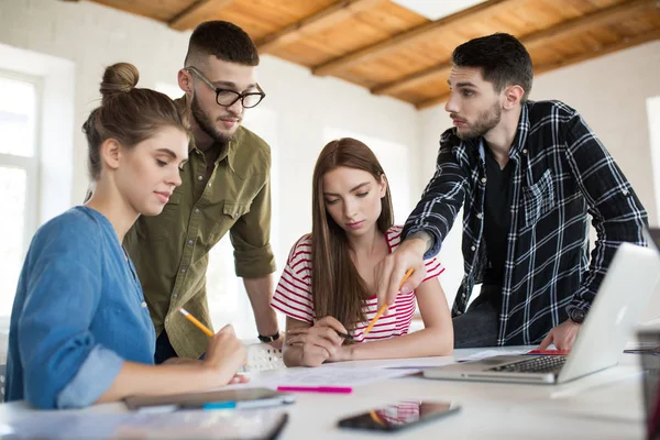 Grupp Fundersam Business Män Och Kvinnor Som Arbetar Med Skisser — Stockfoto