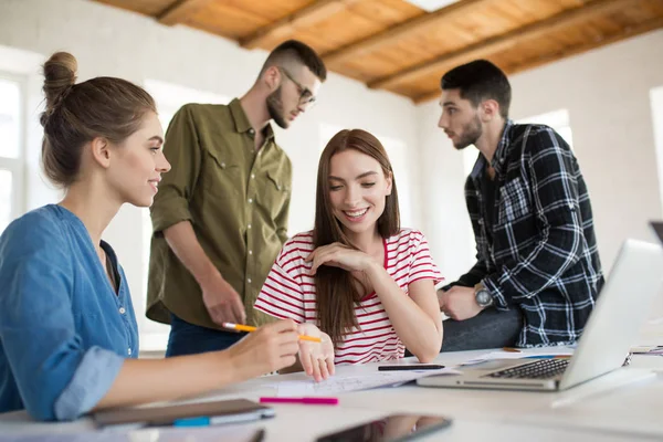 Due Belle Ragazze Sorridenti Che Lavorano Insieme Ufficio Moderno Con — Foto Stock