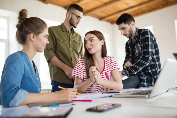 Twee Mooie Lachende Meisjes Gelukkig Praten Tijd Doorbrengen Moderne Kantoor — Stockfoto