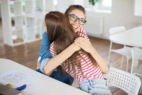 Δύο Αρκετά Χαμογελαστά Κορίτσια Ευτυχώς Αγκαλιάζονται Μεταξύ Τους Αφιερώνουν Χρόνο — Φωτογραφία Αρχείου