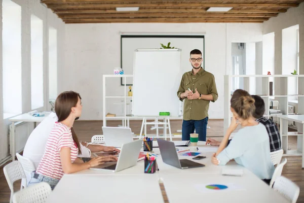 Jonge Zakenman Brillen Shirt Staande Buurt Van Bestuur Nieuw Project — Stockfoto