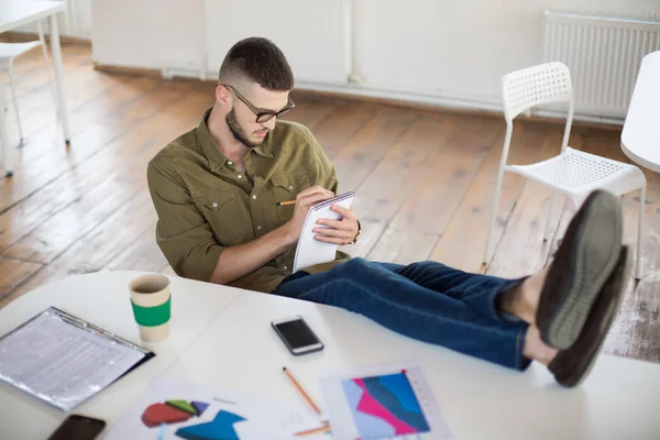 Joven Gafas Camisa Escribiendo Bloc Notas Sentado Silla Con Las — Foto de Stock