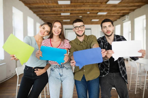 Gruppo Giovani Sorridenti Che Mostrano Carte Colorate Messaggi Icone Mano — Foto Stock