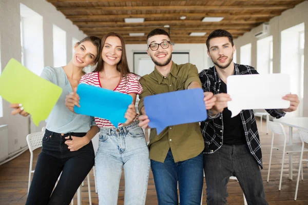 Gruppo Giovani Gioiosi Che Mostrano Carte Colorate Messaggi Icone Mano — Foto Stock