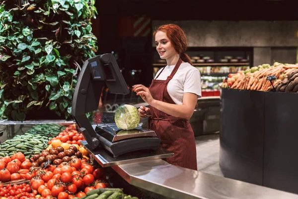 Önlük Modern Süpermarkette Ölçekte Lahana Ağırlıklı Sebze Ile Tezgahın Arkasındaki — Stok fotoğraf
