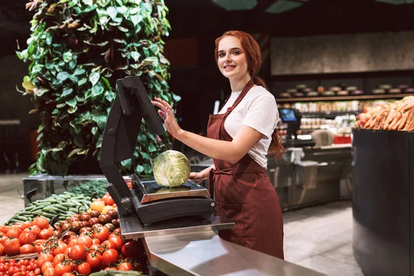 Jonge Lachende Verkoper Schort Achter Balie Met Groenten Vreugdevol Kijken — Stockfoto