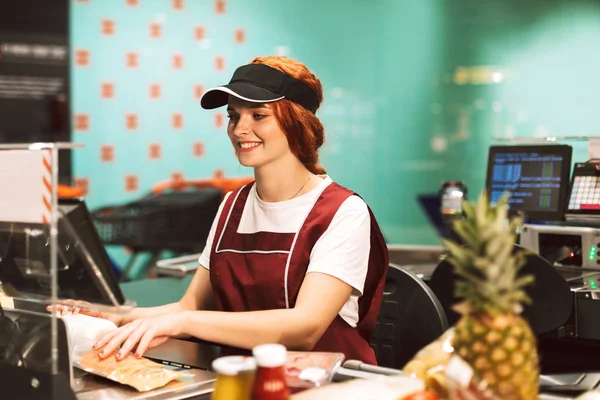 Jonge Lachende Vrouwelijke Caissière Uniform Gelukkig Met Behulp Van Kas — Stockfoto