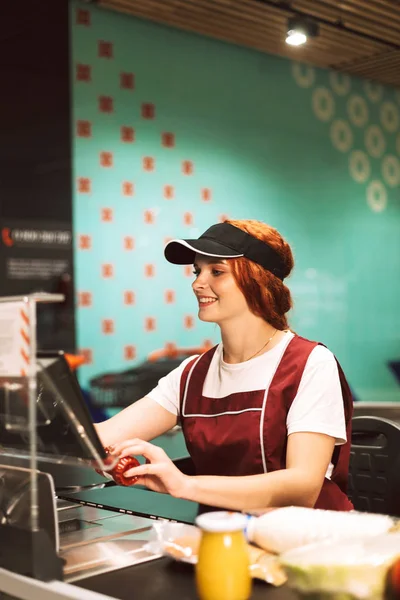 Молодая Улыбающаяся Кассирша Форме Радостью Пользуется Банкоматом Работающим Современном Супермаркете — стоковое фото