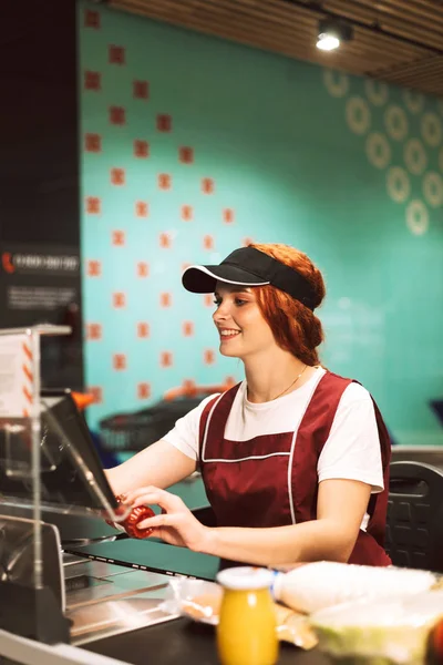 Jonge Lachende Vrouwelijke Caissière Uniform Vreugdevol Gebruik Van Kas Werken — Stockfoto