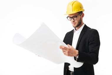 Gözlük ve sarı Emanet kask ayakta eller beyaz arka plan üzerinde yeni proje planı ile genç düşünceli bussinesman