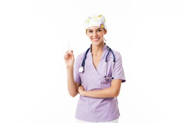 Mutlu bir şekilde fotoğraf makinesindeki beyaz arka plan üzerinde arıyorum elinde phonendoscope üzerinde boyun holding ile üniformalı kadın doktor gülümseyen genç şırınga