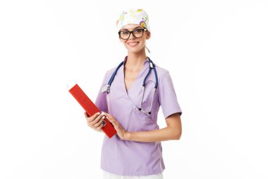 Çok gülümseyen bir doktor üniforma ve gözlük phonendoscope sersem kamera tutarak klasörü elinde beyaz arka plan üzerinde seyir boyun ile