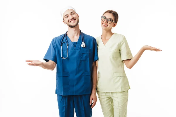 Junge Fröhliche Ärztin Mit Phonendoskop Hals Und Lächelnde Krankenschwester Brille — Stockfoto