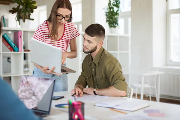 Joven Hombre Reflexivo Camisa Mujer Camiseta Rayas Gafas Que Trabajan — Foto de Stock