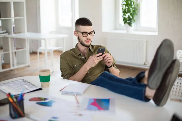 Junger Mann Brille Und Hemd Mit Handy Sitzen — Stockfoto