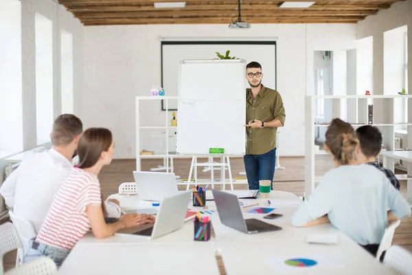 Jonge Man Brillen Shirt Staande Buurt Van White Board Zorgvuldig — Stockfoto