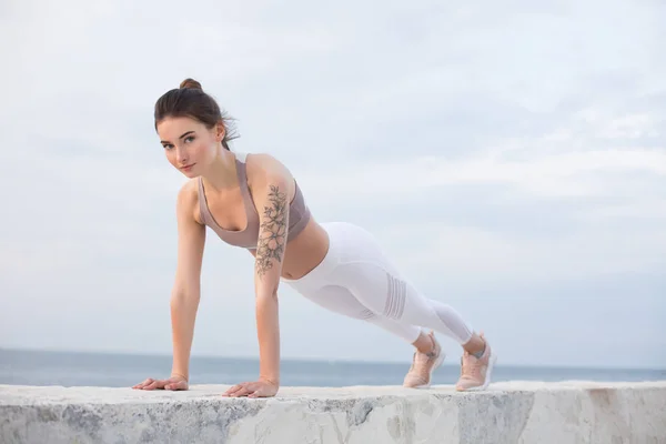 Bonita Chica Top Deportivo Polainas Blancas Practicando Yoga Con Vista —  Fotos de Stock