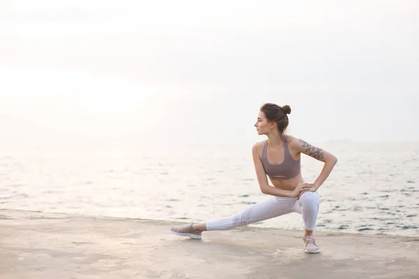 Chica Pensativa Top Deportivo Polainas Blancas Practicando Yoga Con Increíbles — Foto de Stock