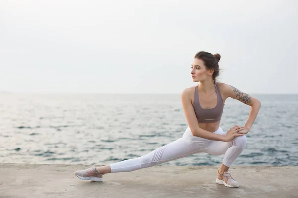 Belle Fille Haut Sportif Leggings Blancs Pratiquant Yoga Avec Vue — Photo