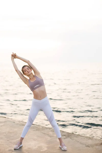 Young Woman Sporty Top White Leggings Doing Exercises Amazing Sea — Stock Photo, Image